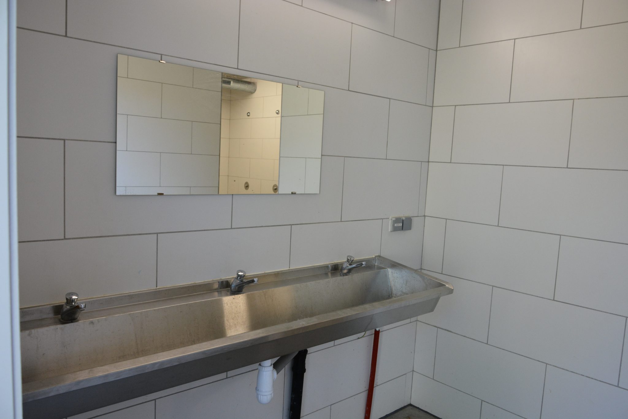 Lavabo's naast douche